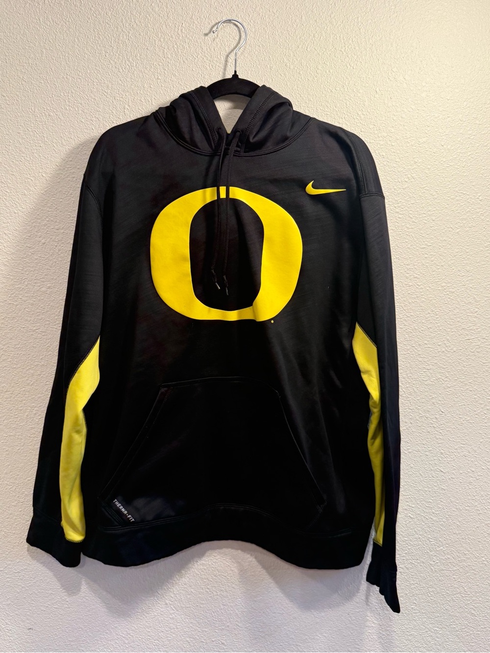 Nike Men’s Black and Yellow Oregon Ducks Therma-FIT Hoodie